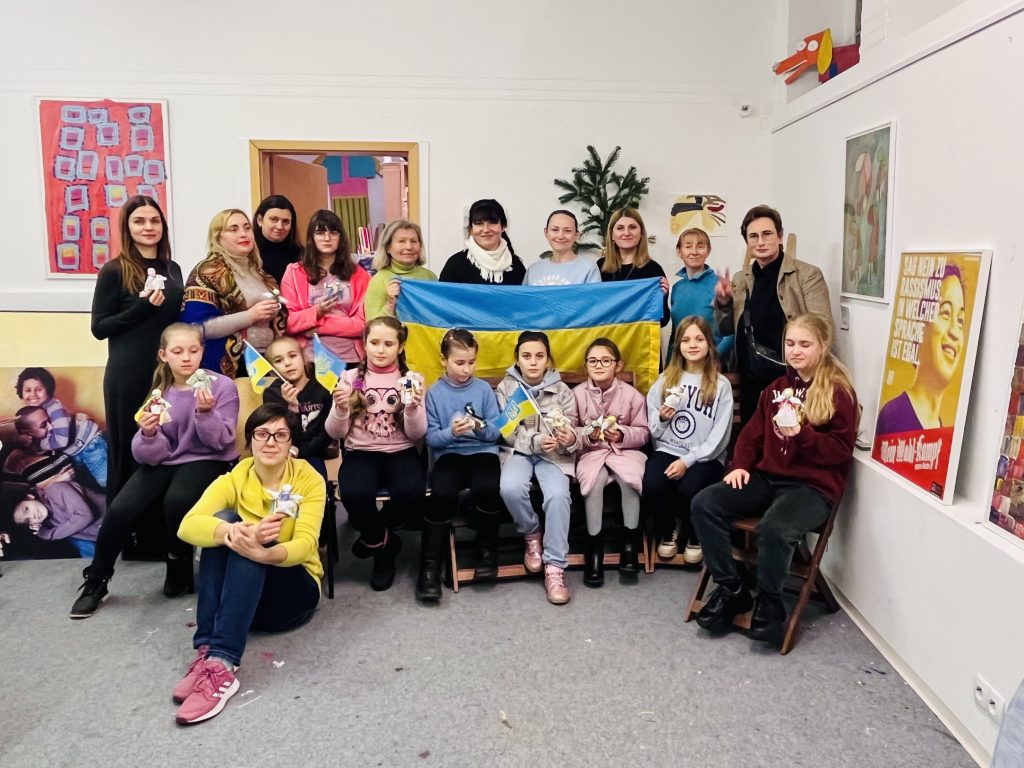 Weihnachtsaktionen für ukrainer, ein gruppenbild im Quo Vads Atelier